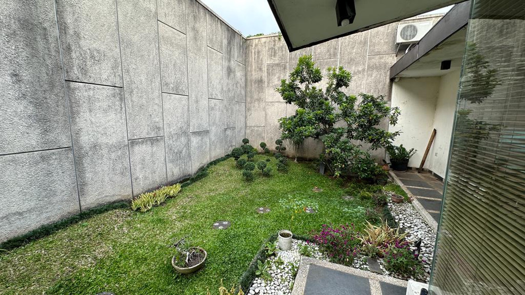 Rumah Asri Modern di Komplek Setramurni, Bandung