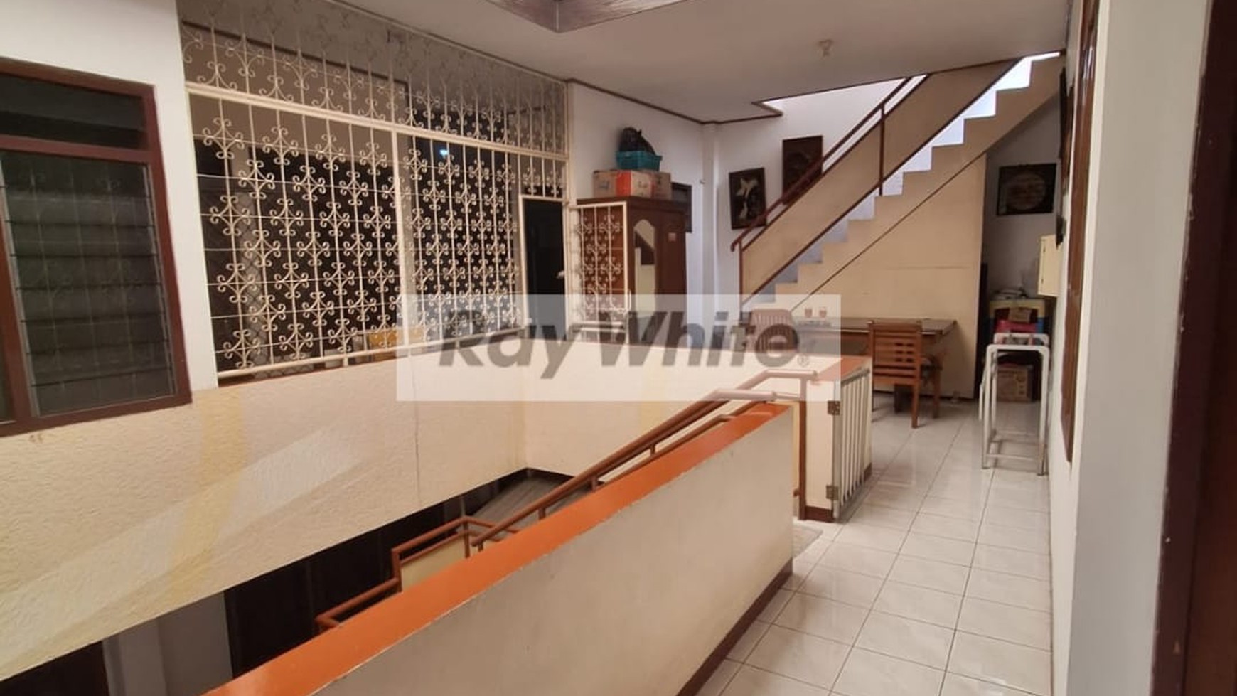 Butuh Cepat Laku! Rumah Gaya Belanda Area Komersial Pusat Kota Surabaya