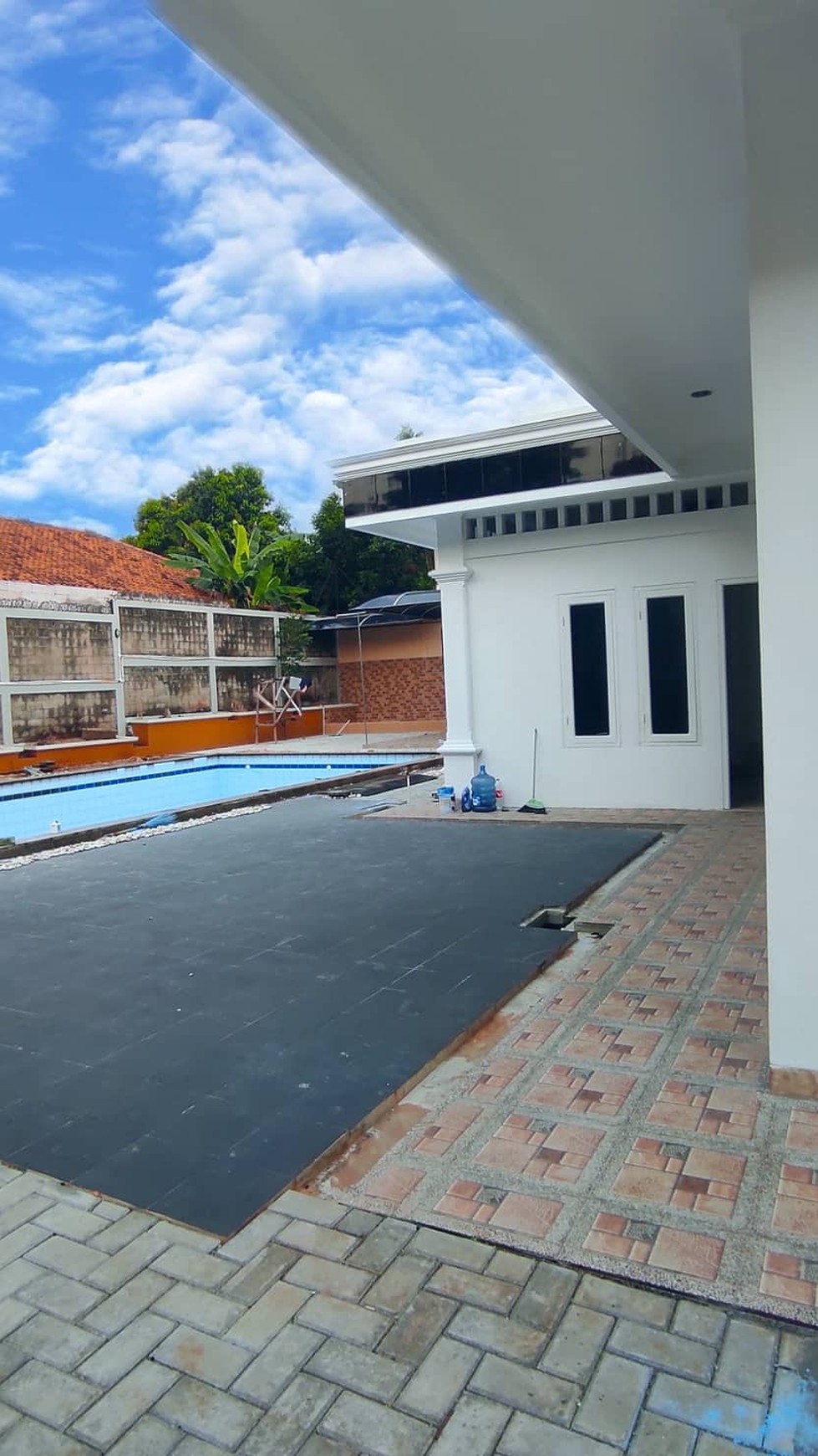 Lebak Bulus, Rumah megah siap huni dengan swimming pool & halaman luas