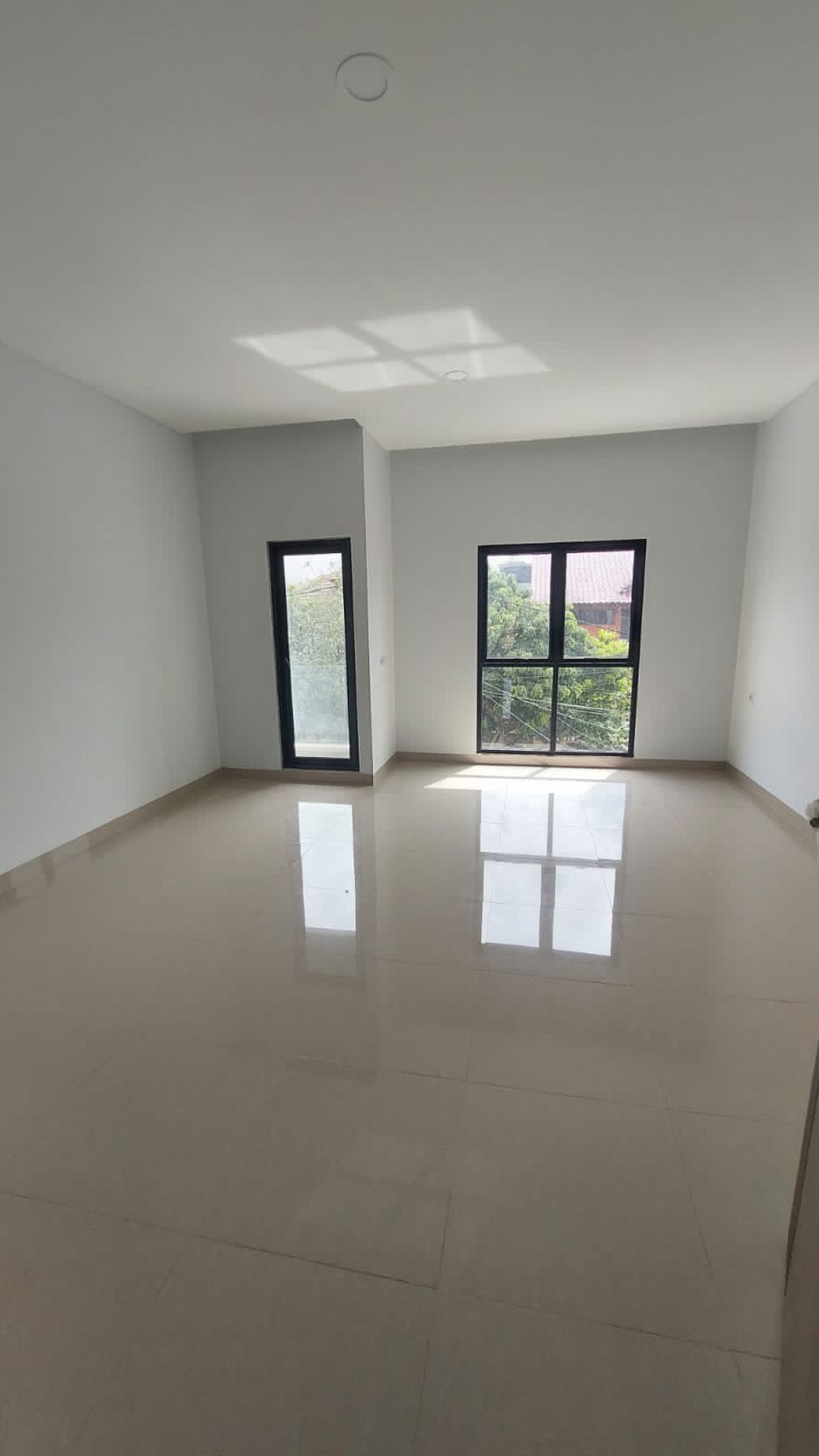 Rumah Baru Area Kembangan Jak-Bar Diapit 2 Jl Toll (Jorr & Merak)