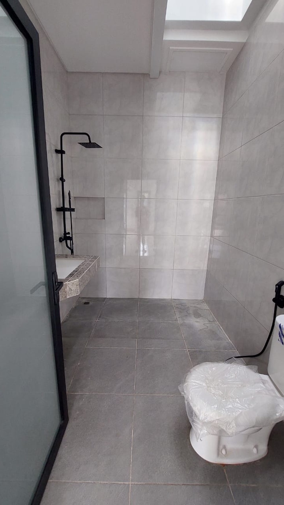 Rumah Baru Area Kembangan Jak-Bar Diapit 2 Jl Toll (Jorr & Merak)