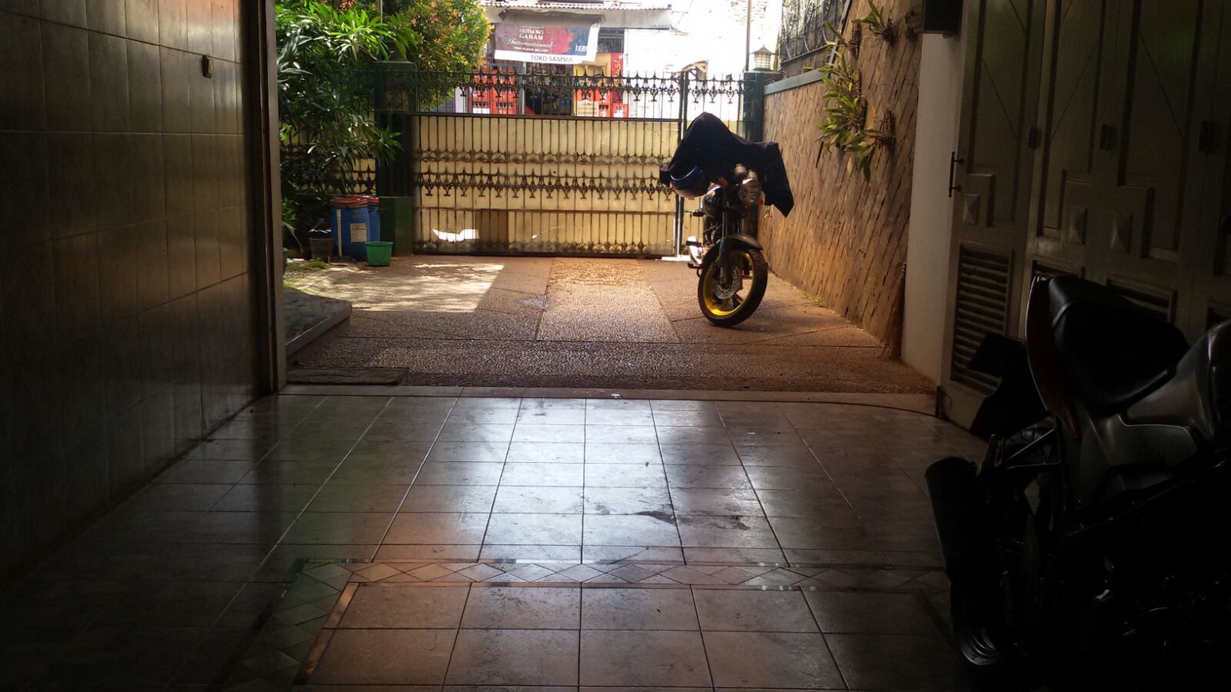 Rumah Luas Area Kembangan Lingkungan Kampus Dekat Gatte Toll Kebon Jeruk 