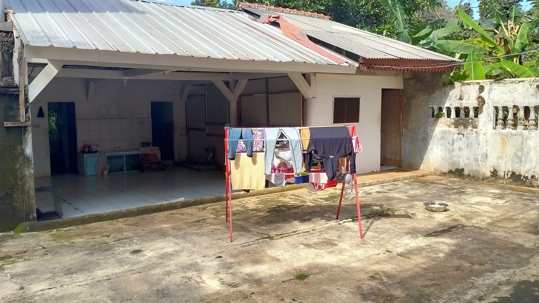 Dijual cepat rumah luas di Pondok Gede. Lokasi strategis dengan harga terbaik