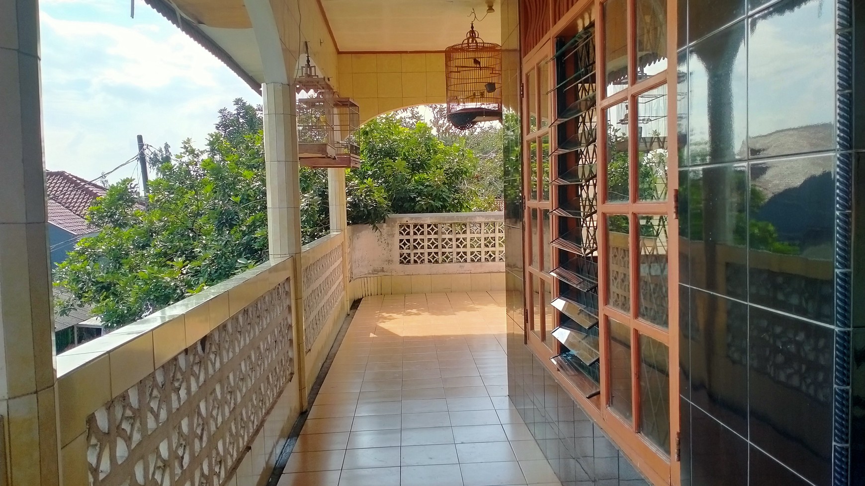 Dijual cepat rumah luas di Pondok Gede. Lokasi strategis dengan harga terbaik