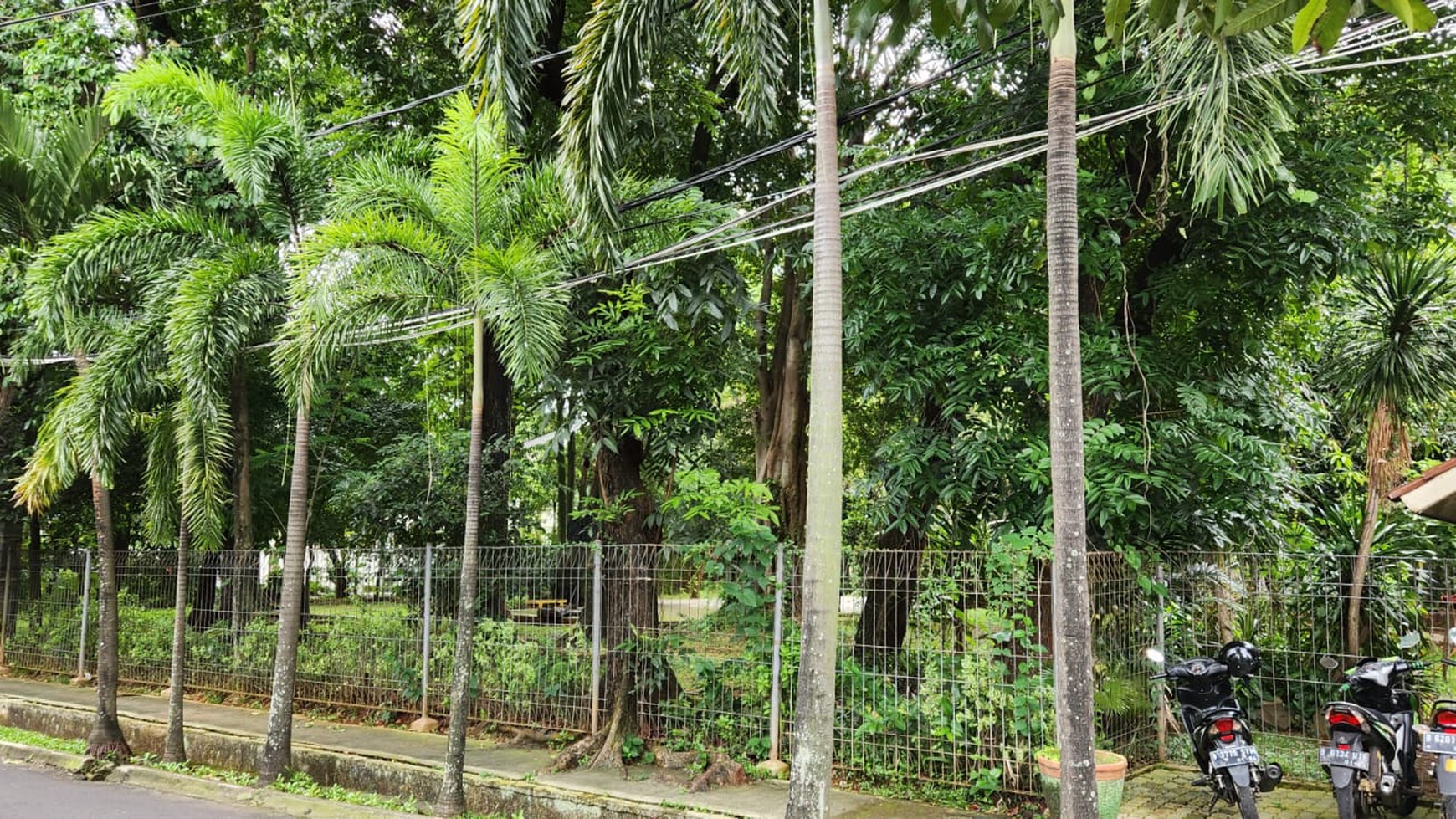 Rumah Bagus,2,5 lantai,lokasi ok di Pondok Indah Jakarta Selatan.