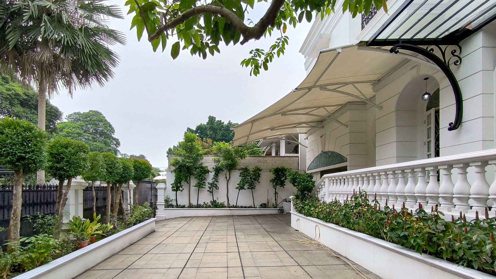 Rumah Bagus Di Sekolah Kencana Pondok Indah Jakarta Selatan.