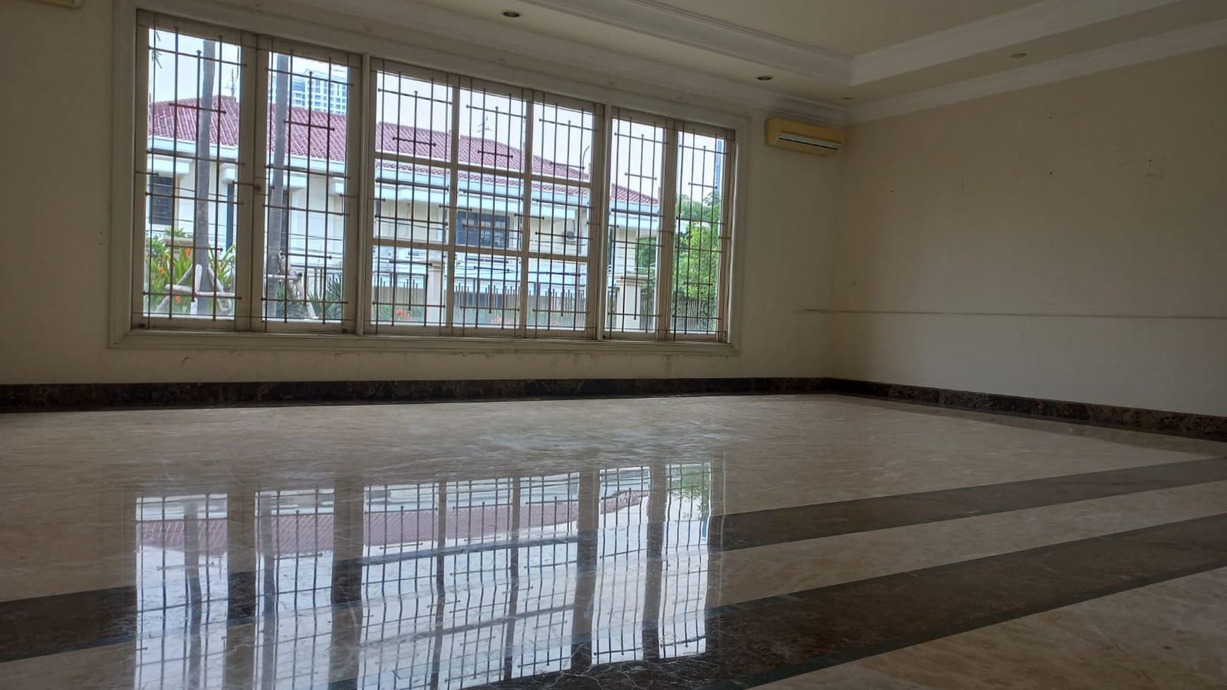 Rumah Mewah 2 Lantai Semi Furnished, Raya Kertajaya Indah, Surabaya Timur