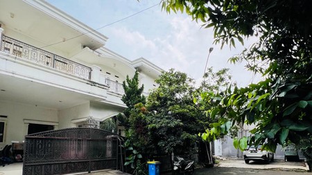 Rumah Bagus Dengan Kolam Renang Di Mandar Utama Bintaro Jaya