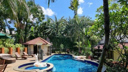 Rumah Mewah, dengan Pool dan halaman Luas, lokasi dalam cluster Puri Bintaro