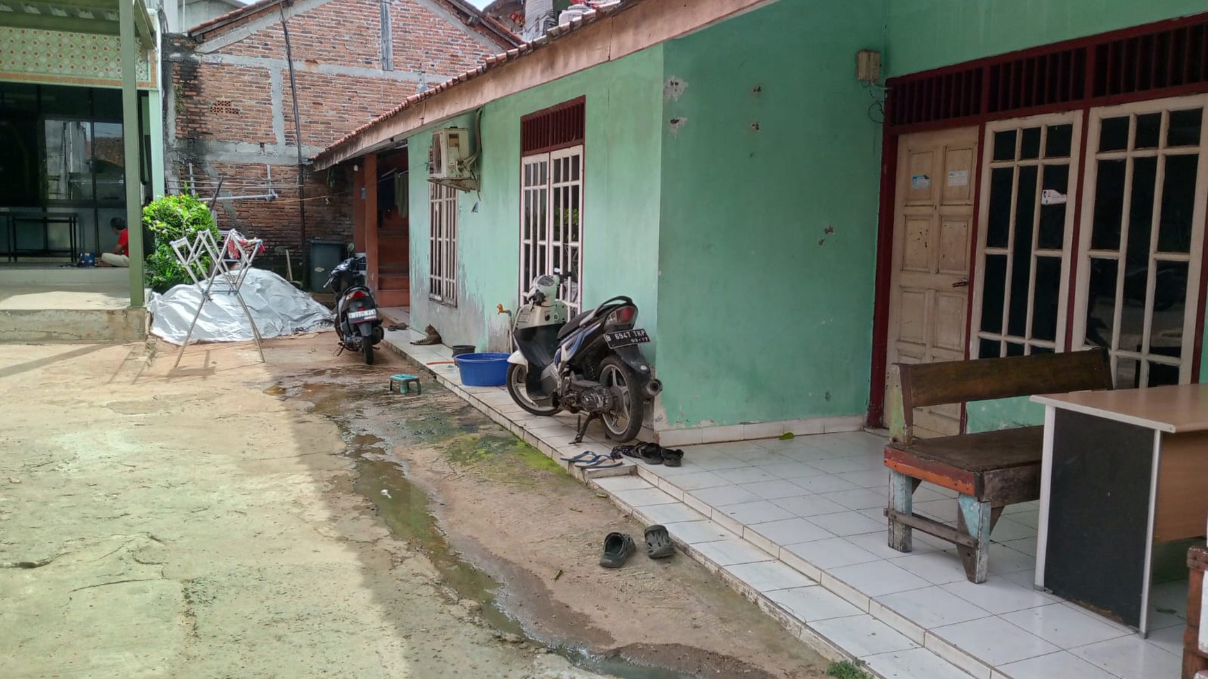 Dijual Bangunan Lama  Dekat  Gerbang toll Pondok Gede Barat 2 