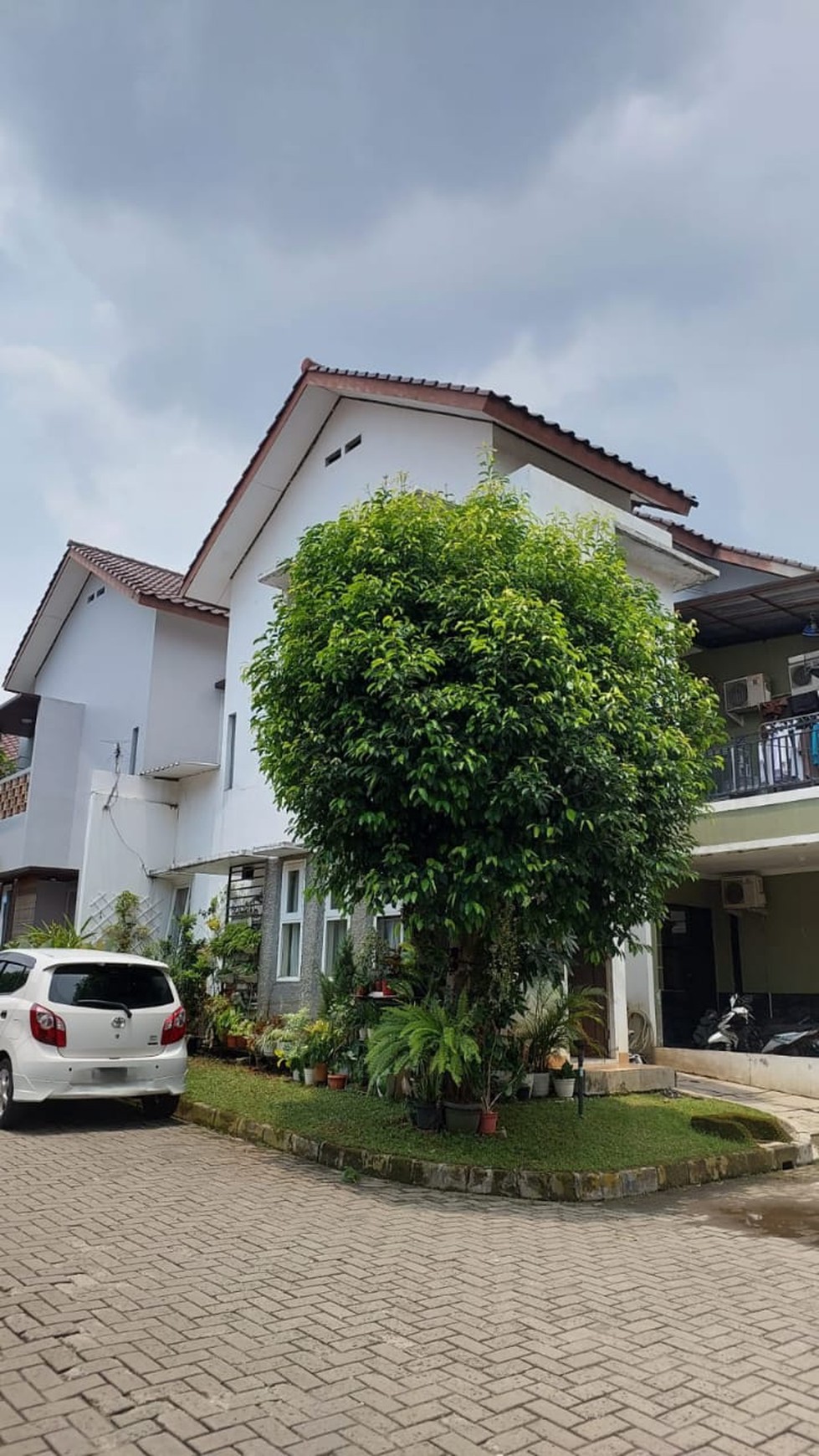 Rumah Hook Minimalis Dalam Cluster dengan Hunian Nyaman @Cirendeu, Ciputat