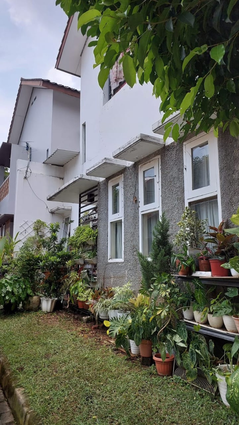 Rumah Hook Minimalis Dalam Cluster dengan Hunian Nyaman @Cirendeu, Ciputat