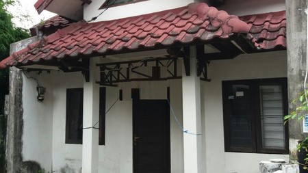 RUMAH STANDAR DENGAN LINGKUNGAN ASRI DEKAT STASIUN KA DAN TOLL BINTARO DI VILLA BINTARO REGENCY.