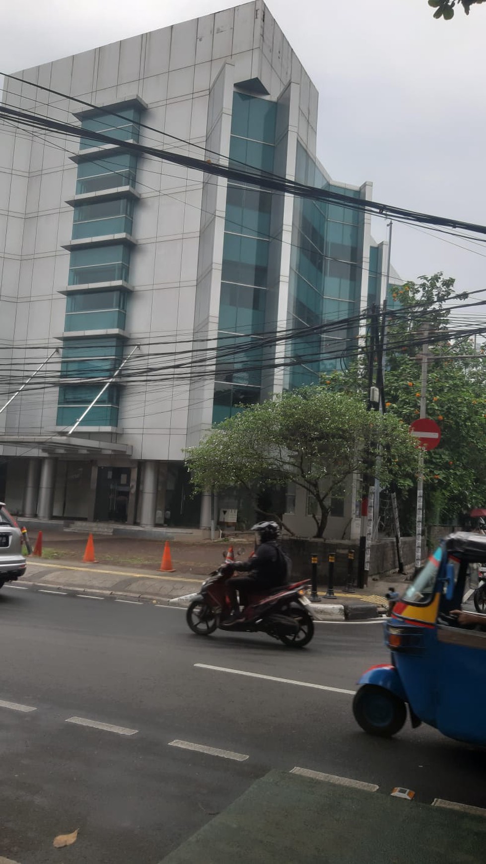 Gedung  dengan 5 lantai kondisi  bagus di  lokasi  sangat  strategis di  menteng 