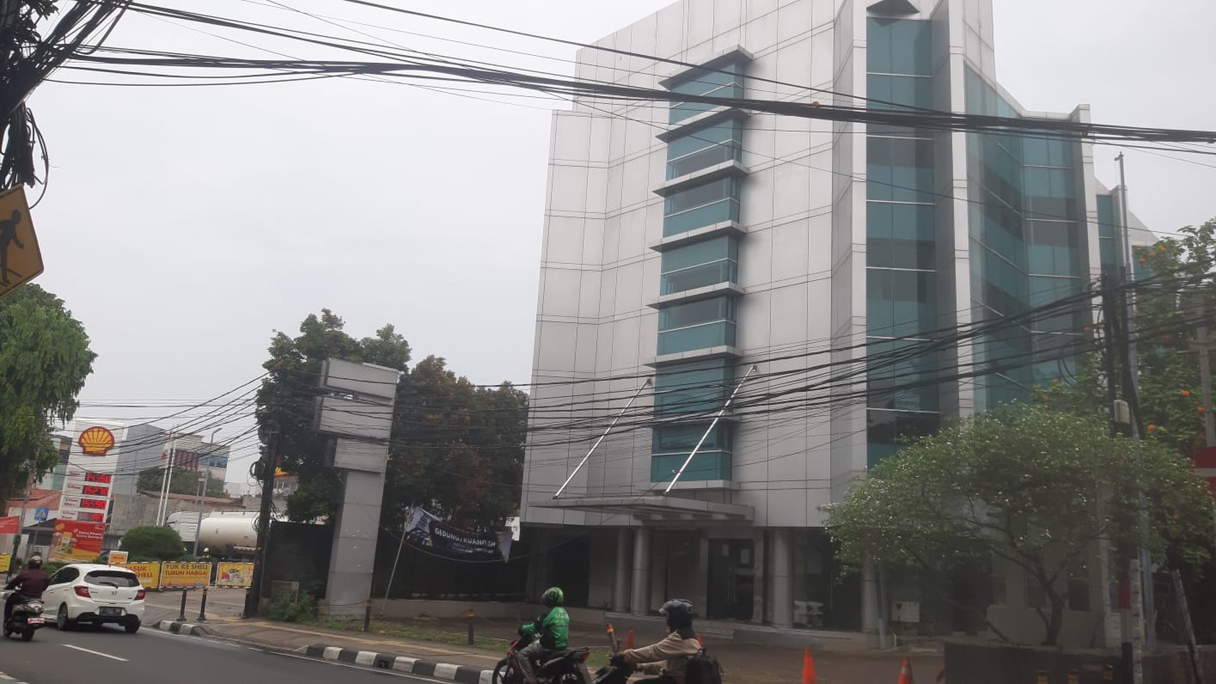 Gedung  dengan 5 lantai kondisi  bagus di  lokasi  sangat  strategis di  menteng 