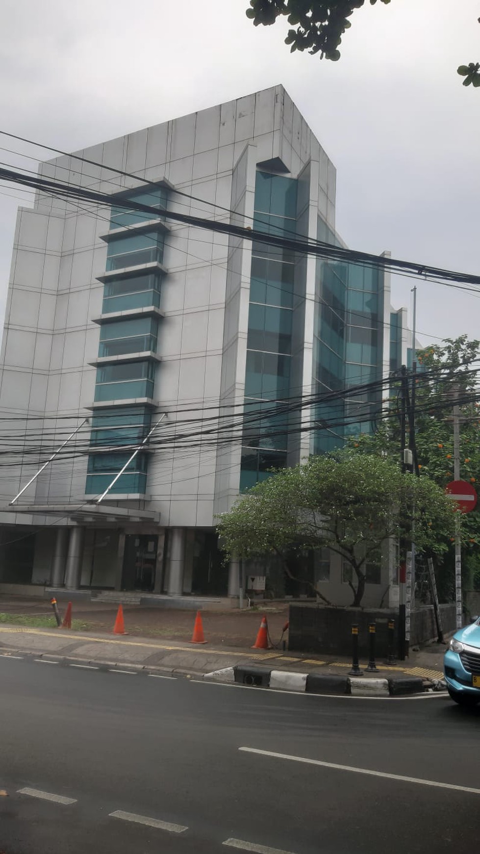 Gedung  dengan 5 lantai kondisi  bagus di  lokasi  sangat  strategis di  menteng 