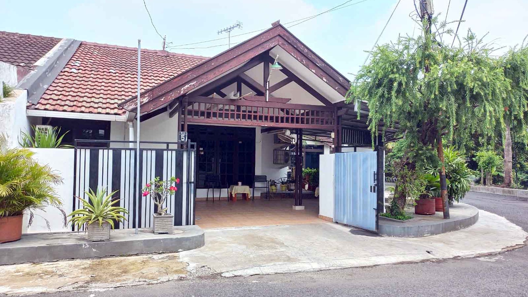 Rumah di Kutisari Indah Selatan Surabaya Selatan, Bagus + Terawat, Hook/Pojokan