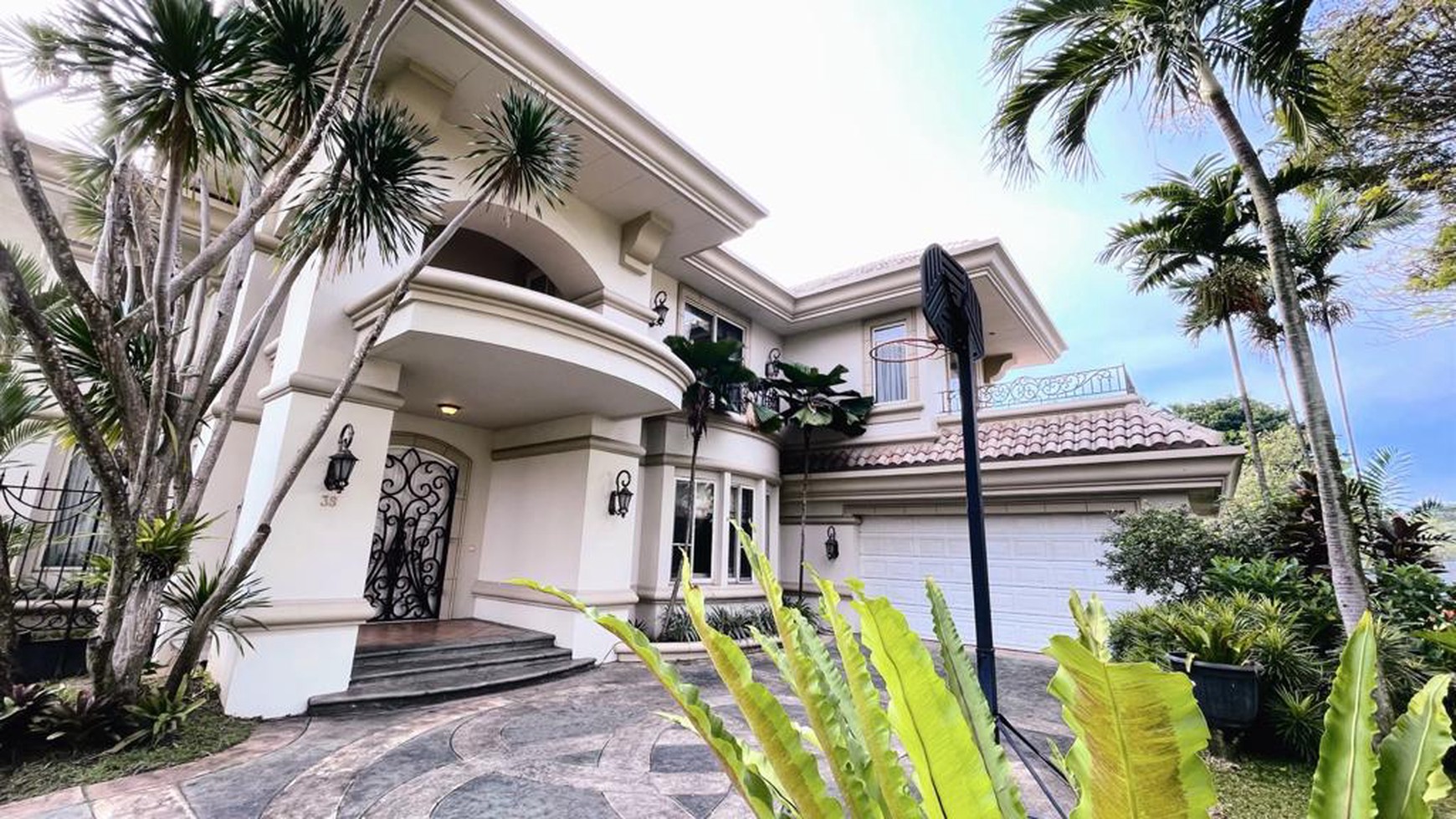 Disewakan Rumah dengan gaya klasik view golf di JL. Danau Singkarak Beverlu Golf Lippo Karawaci