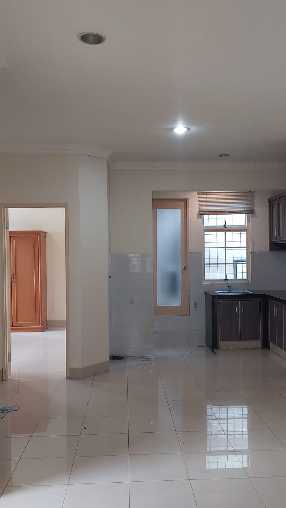 Dijual murah townhouse di Taman Paris 3 Lippo Karawaci Tangerang