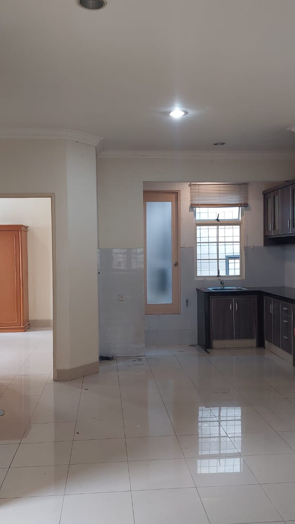 Dijual murah townhouse di Taman Paris 3 Lippo Karawaci Tangerang