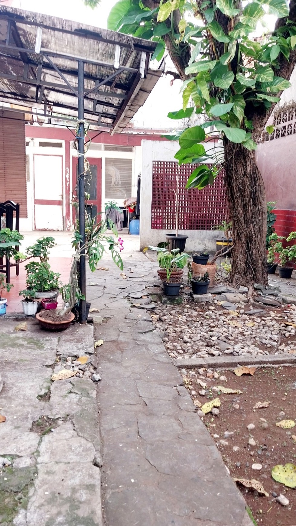 Rumah tinggal dengan tanah yang luas, cocok untuk dibuat rumah kos