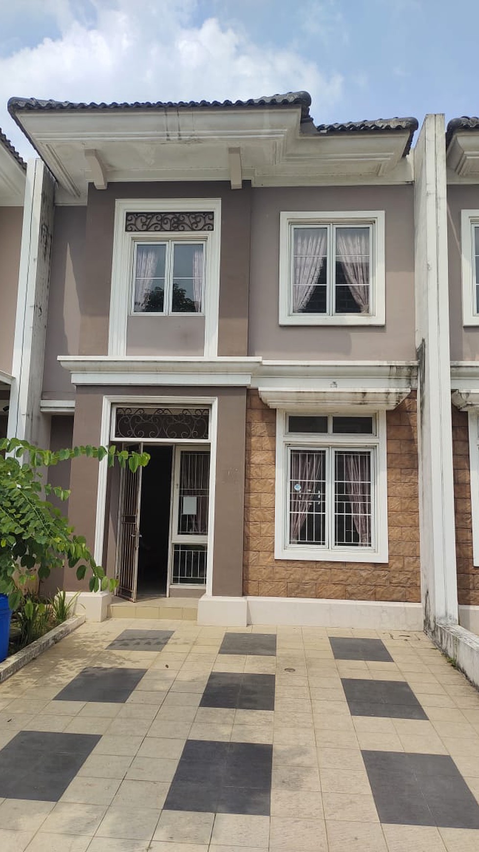 DISEWAKAN RUMAH MICHELIA