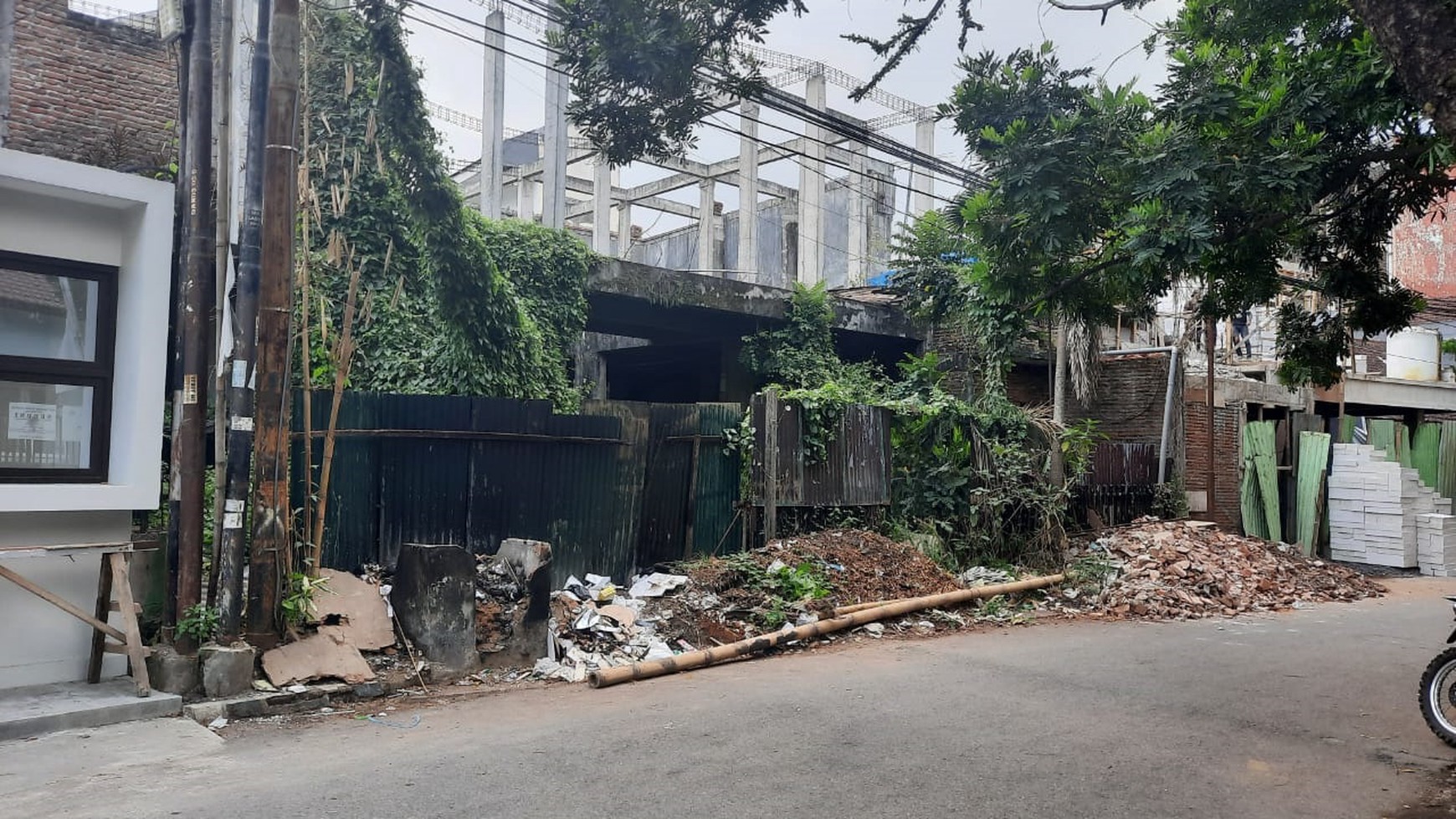 Dijual Rumah Hitung Tanah Jalan Gresik Malang, 3 Lantai