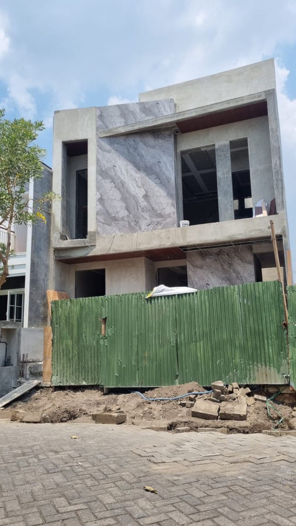 Dijual Rumah Baru Minimalis 2 Lantai di Dian Istana, Surabaya