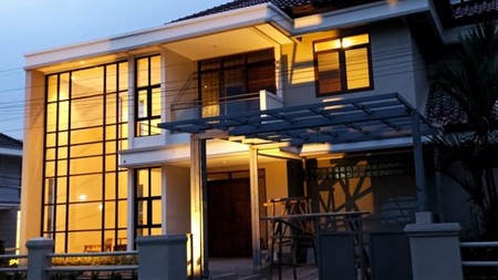 Rumah Lux di Komplek Taman Sakura, Bandugn Kota