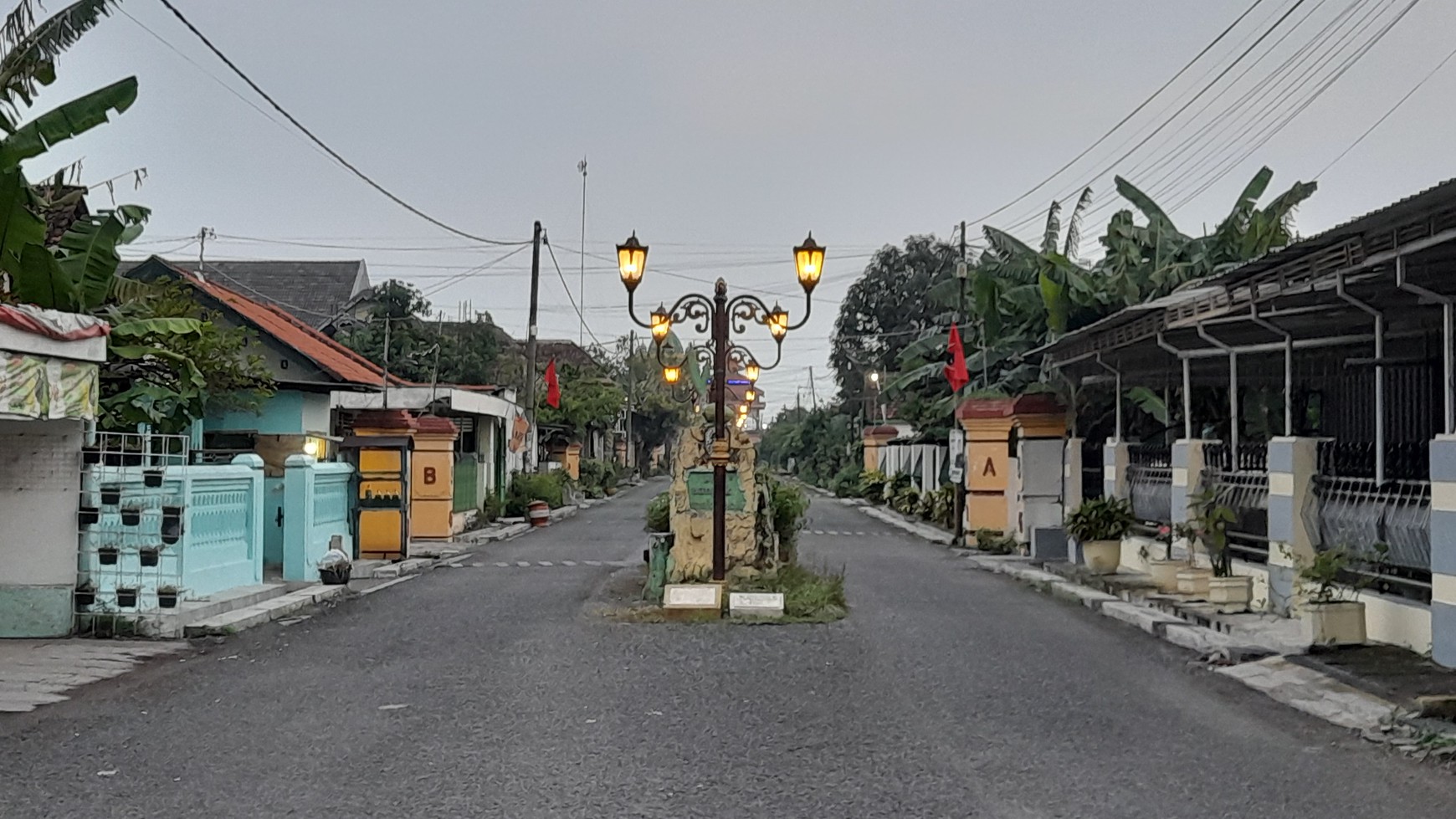 Rumah berpagar di dalam perumahan Peterongan, Jombang