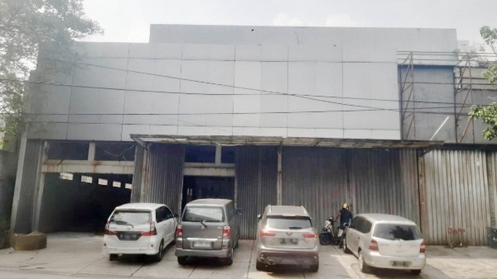 Gedung Ex Showroom Mobil, Gunung Sahari Raya, Luas 2500m2 