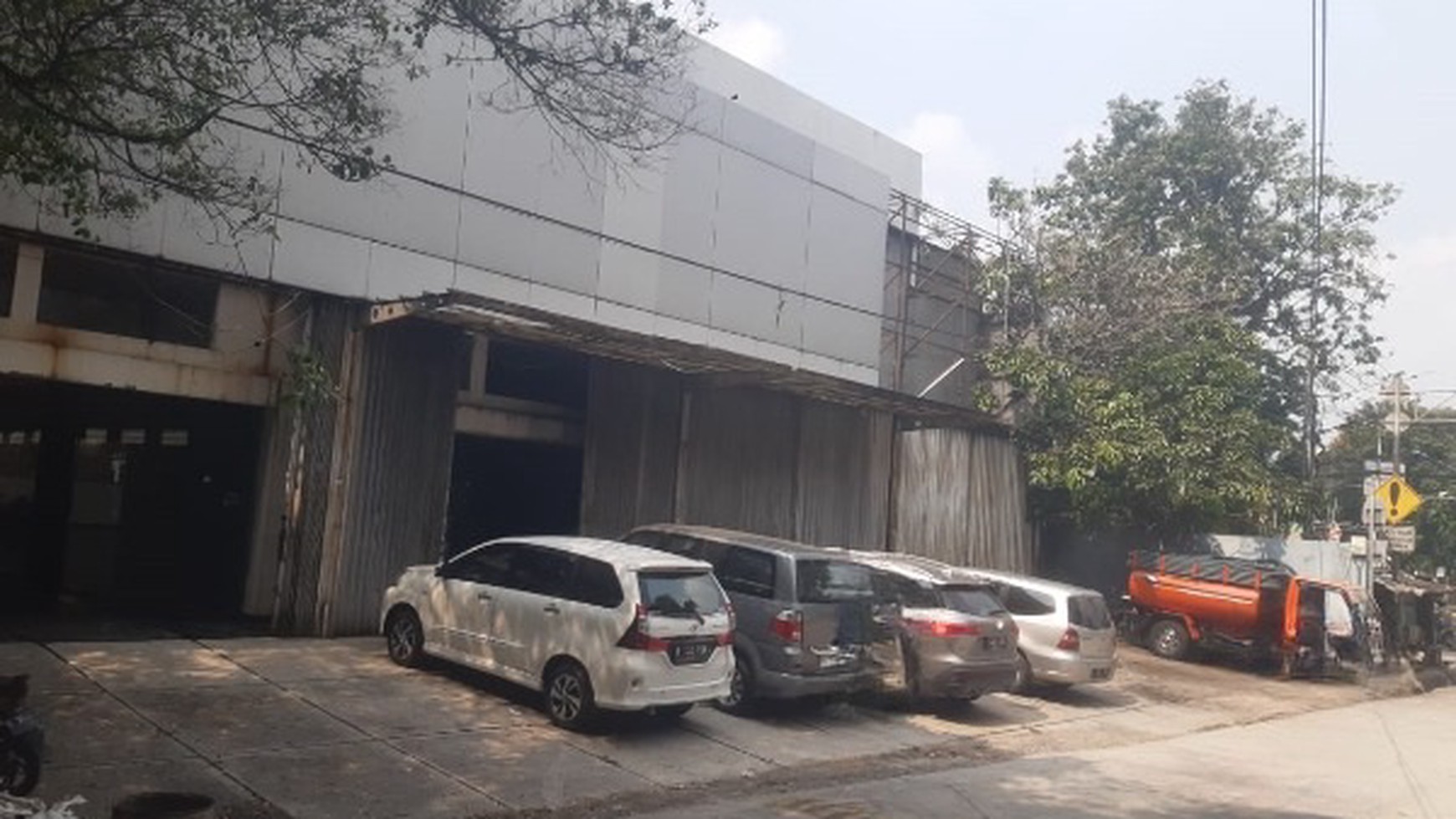 Gedung Ex Showroom Mobil, Gunung Sahari Raya, Luas 2500m2 