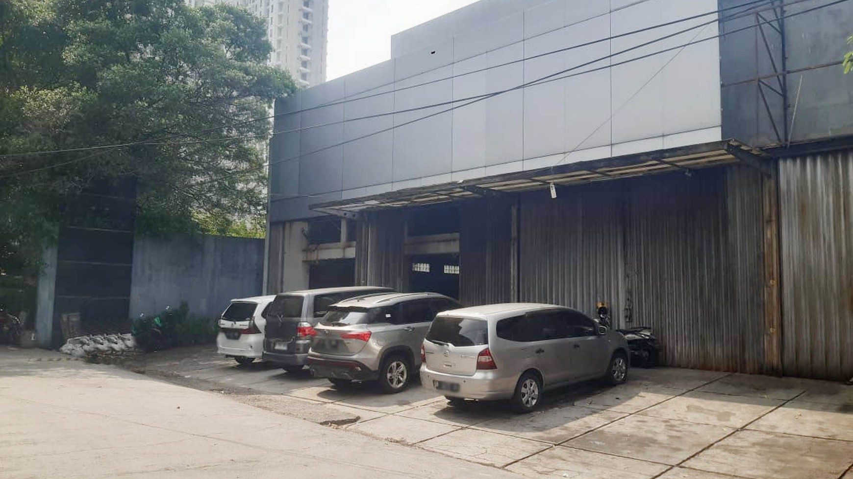 Gedung Ex Showroom Mobil, Gunung Sahari Raya, Luas 2500m2 