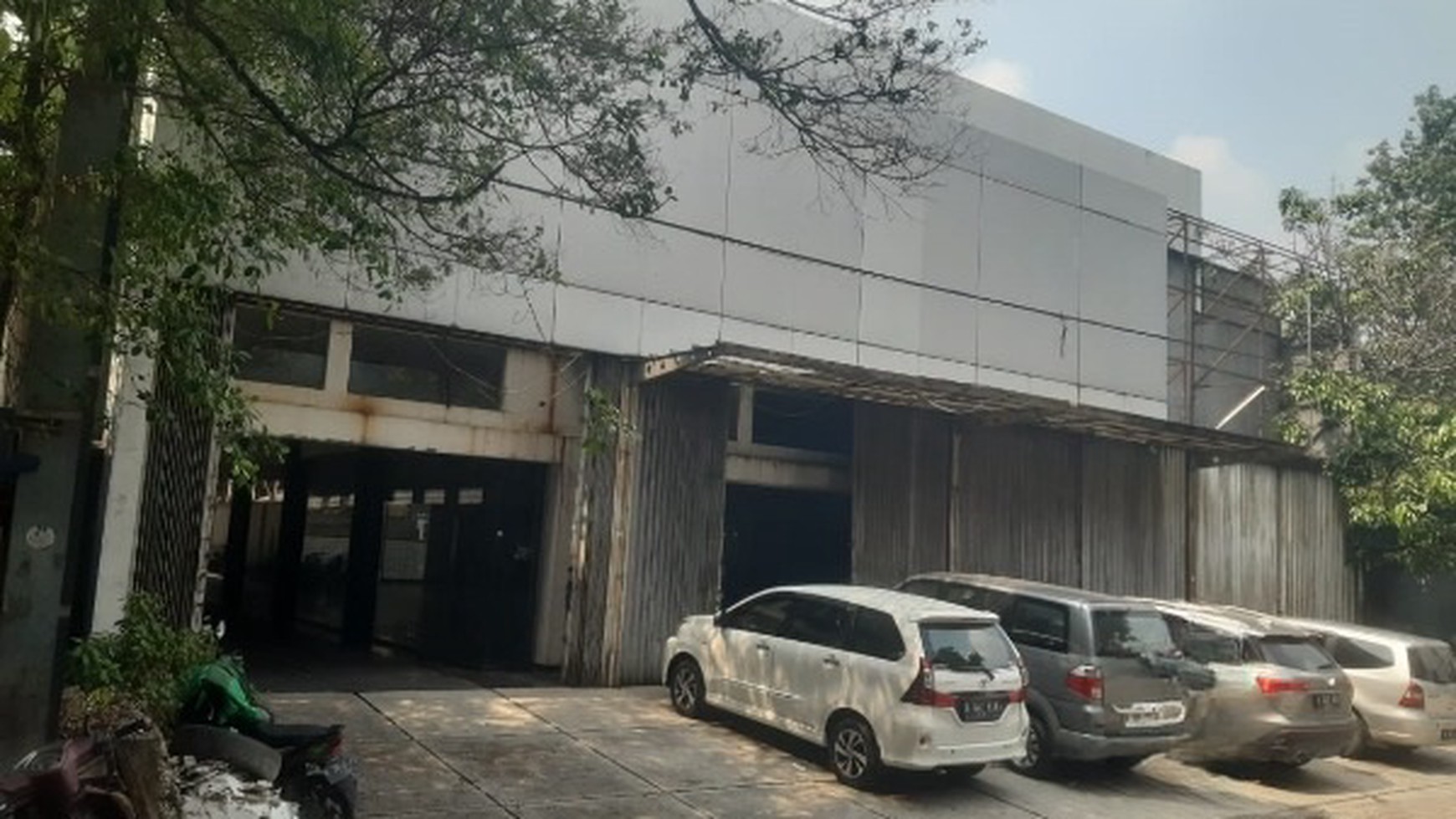 Gedung Ex Showroom Mobil, Gunung Sahari Raya, Luas 2500m2 