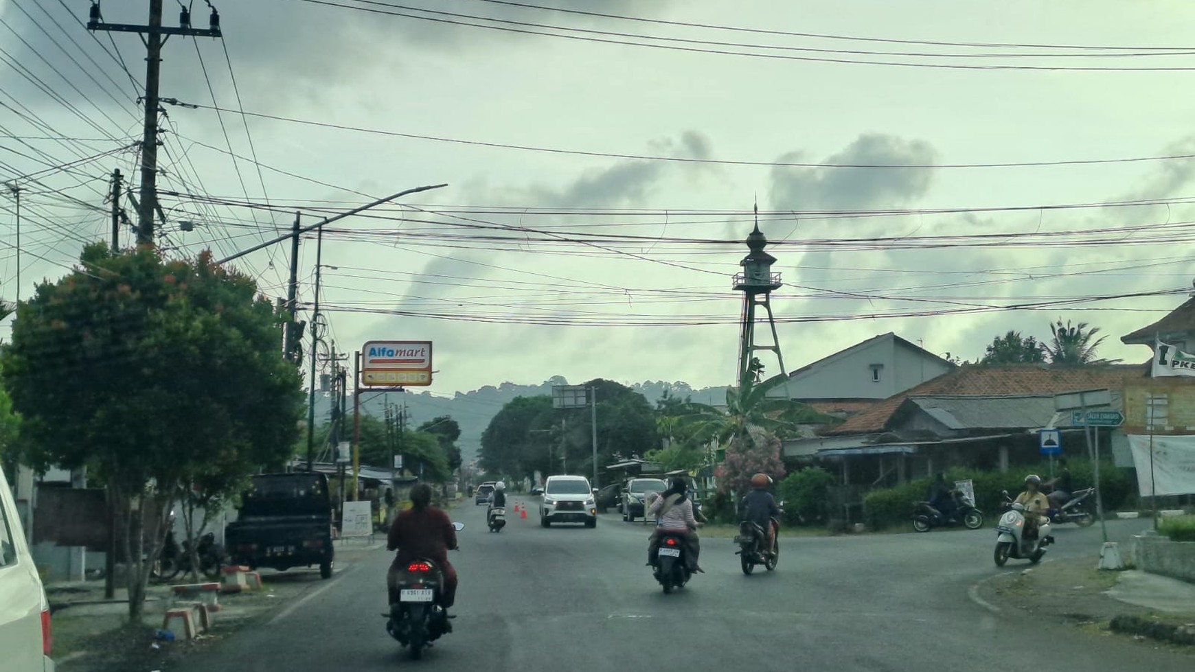 RUMAH KLASIK HITUNG TANAH, JALAN UTAMA CILACAP JAWA TENGAH, COCOK UNTUK CAFE, RESTO, SHOWROOM