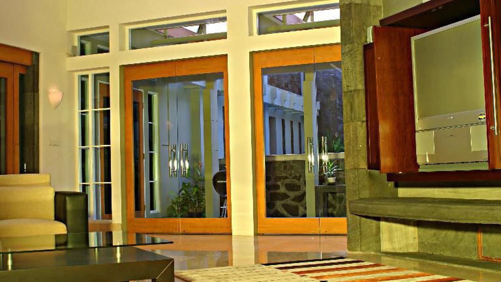 DIJUAL Rumah mewah siap huni "Art Deco Tropic" Menteng Jakarta Pusat