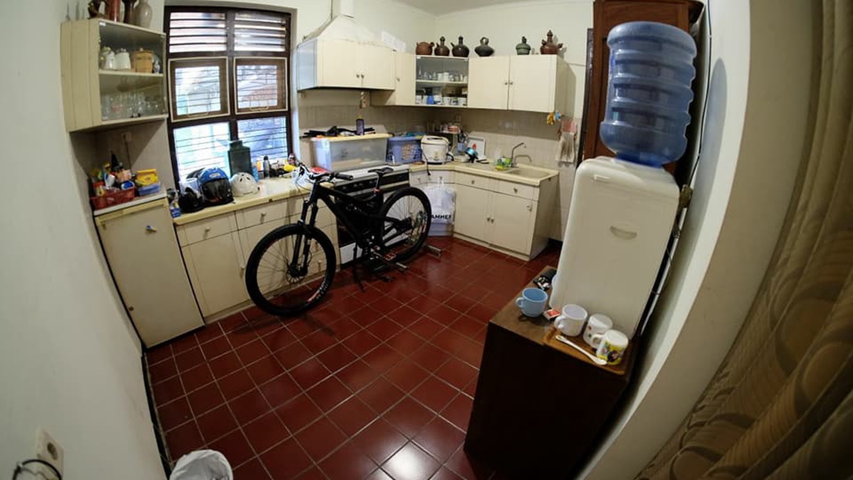 RUMAH CANTIK DENGAN HALAMAN LUAS DITENGAH KOTA, JL KUSUMANEGARA, YOGYAKARTA