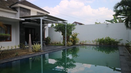 RUMAH MEWAH DENGAN KOLAM RENANG DEKAT KAMPUS UGM, DI JL PANDEGA SIH, SLEMAN