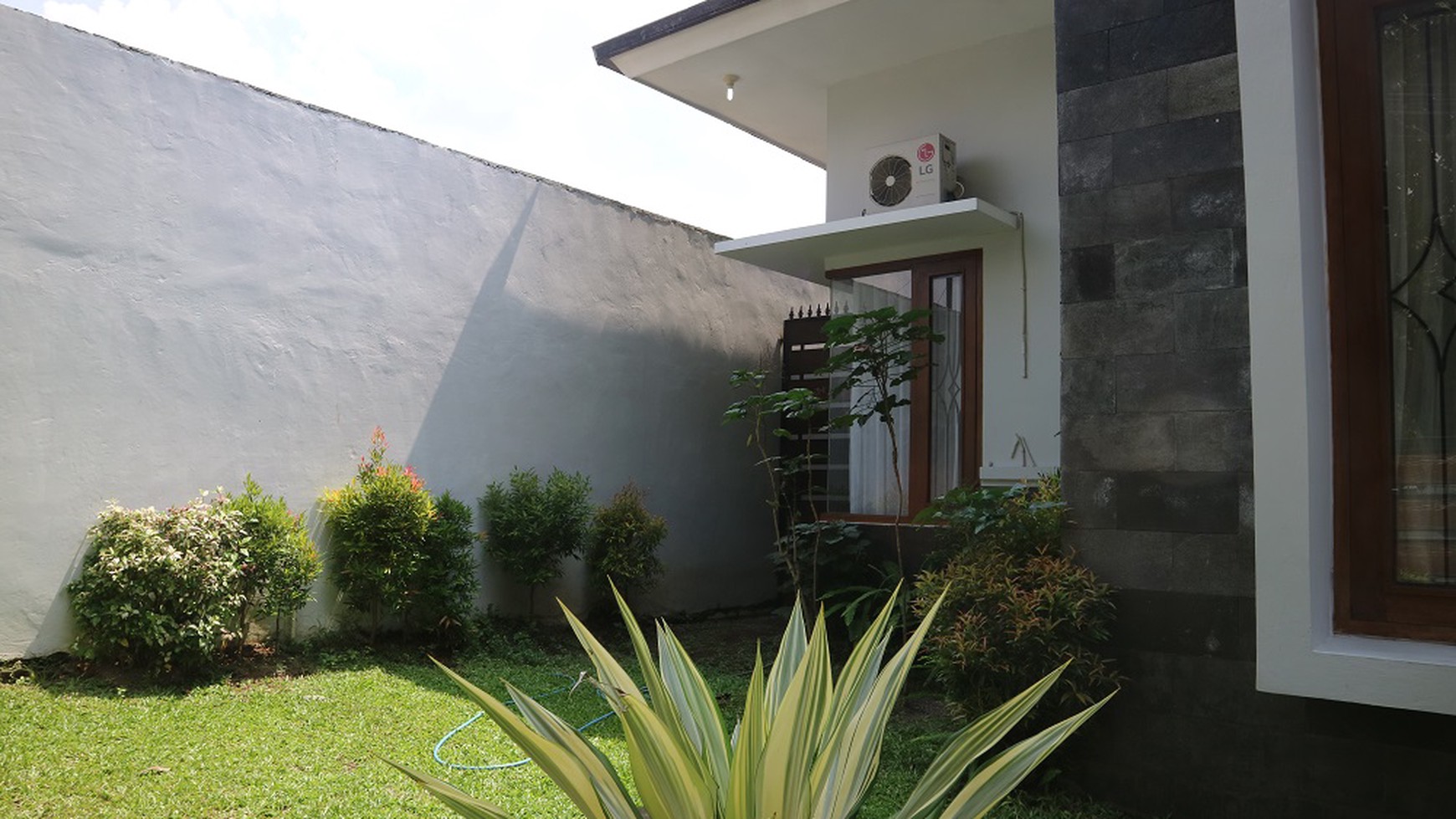 RUMAH MEWAH DENGAN KOLAM RENANG DEKAT KAMPUS UGM, DI JL PANDEGA SIH, SLEMAN