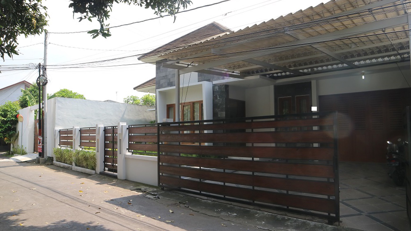 RUMAH MEWAH DENGAN KOLAM RENANG DEKAT KAMPUS UGM, DI JL PANDEGA SIH, SLEMAN