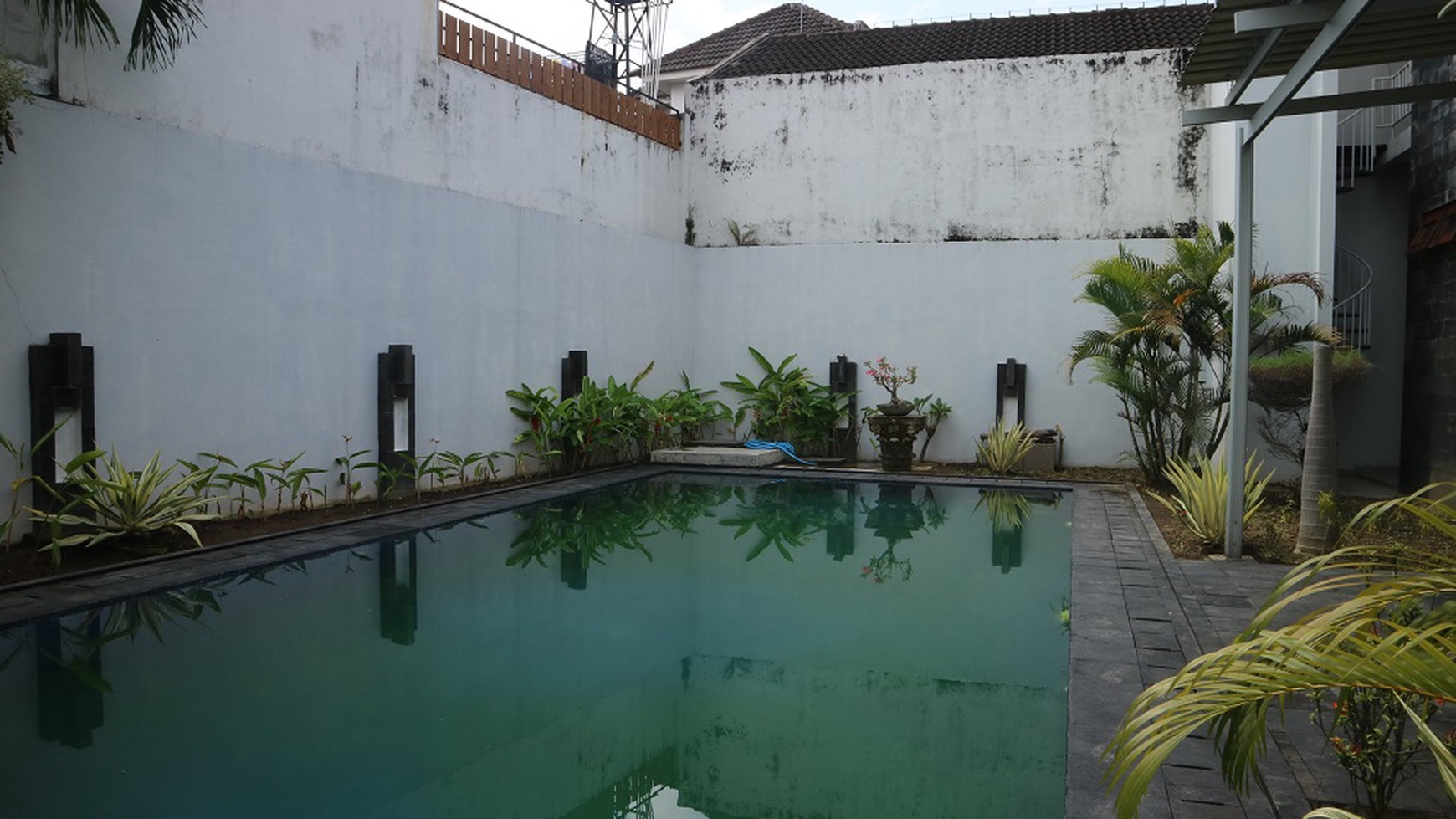 RUMAH MEWAH DENGAN KOLAM RENANG DEKAT KAMPUS UGM, DI JL PANDEGA SIH, SLEMAN