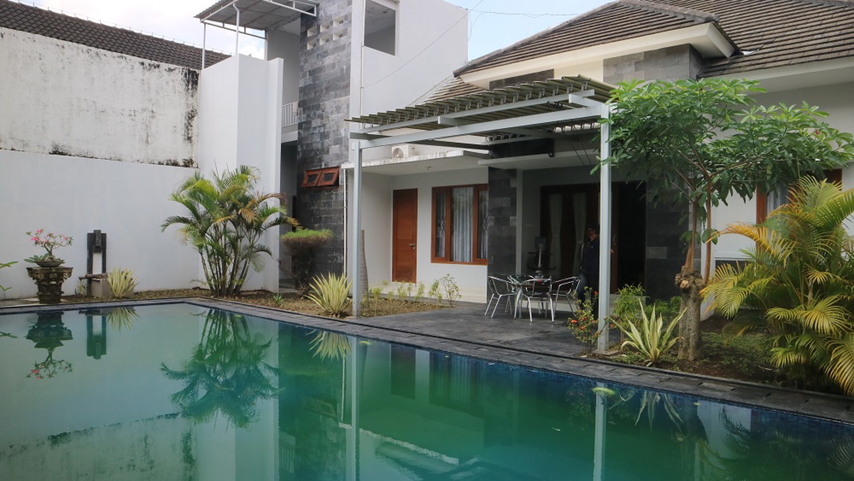 RUMAH MEWAH DENGAN KOLAM RENANG DEKAT KAMPUS UGM, DI JL PANDEGA SIH, SLEMAN