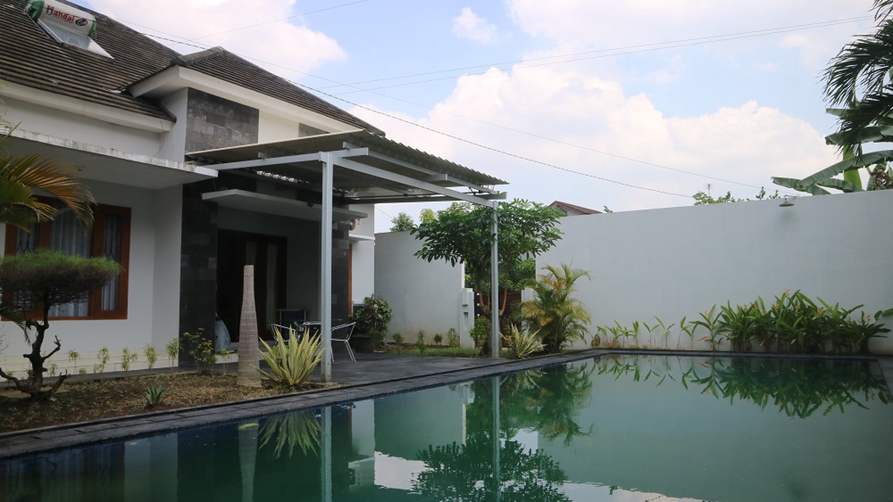 RUMAH MEWAH DENGAN KOLAM RENANG DEKAT KAMPUS UGM, DI JL PANDEGA SIH, SLEMAN