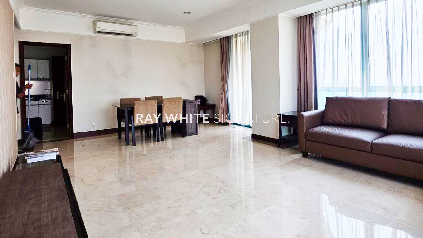 Dijual Unit Apartemen 2 BR Semi Furnished Lokasi Strategis Di Tebet Jakarta Selatan 