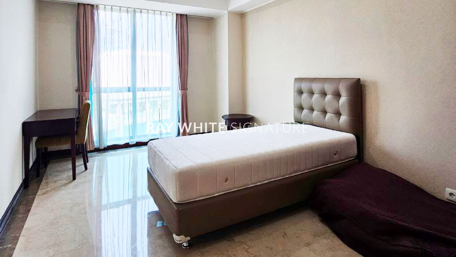 Dijual Unit Apartemen 2 BR Semi Furnished Lokasi Strategis Di Tebet Jakarta Selatan 