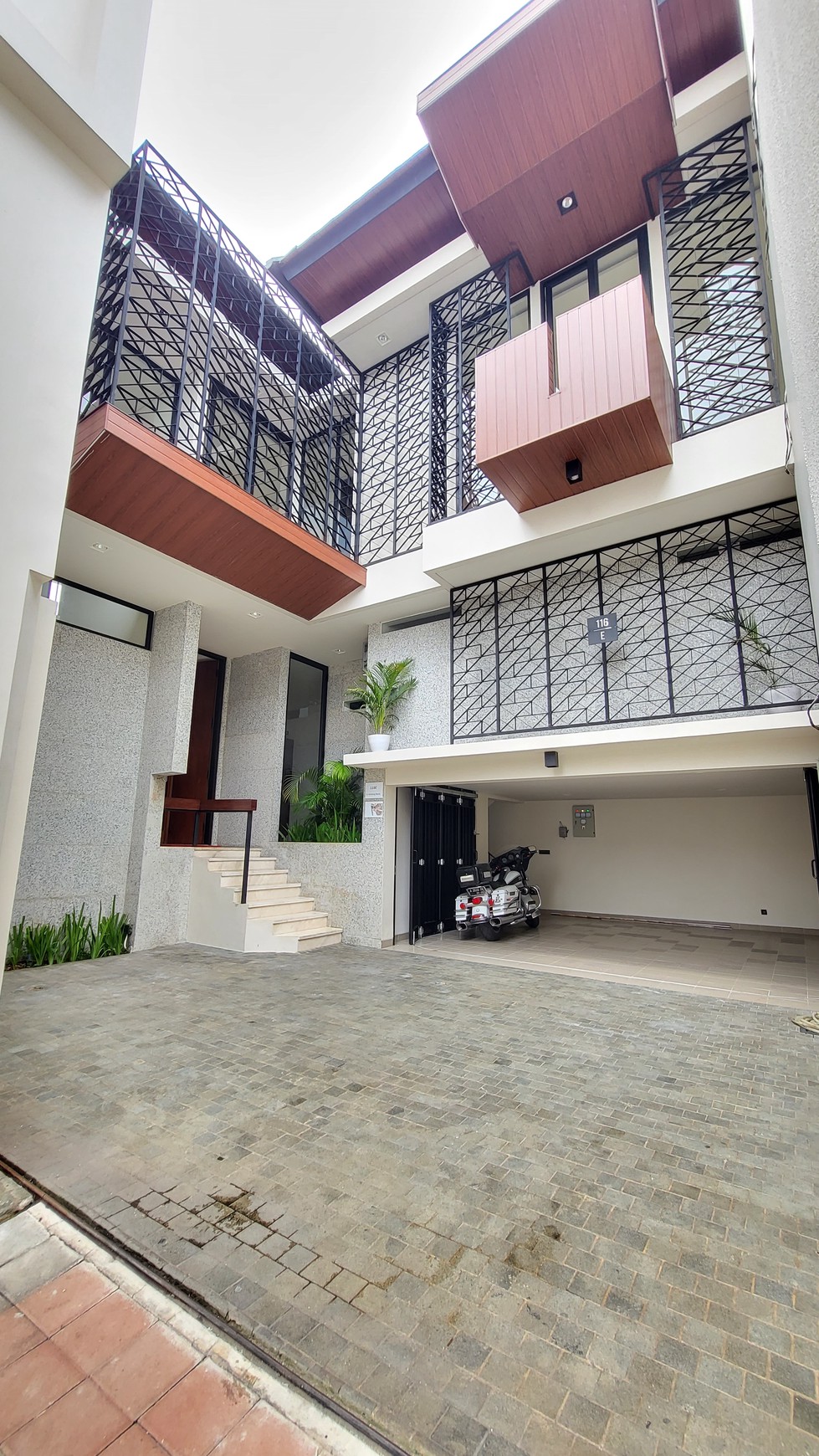 Townhouse Tropical Modern Kemang Barat