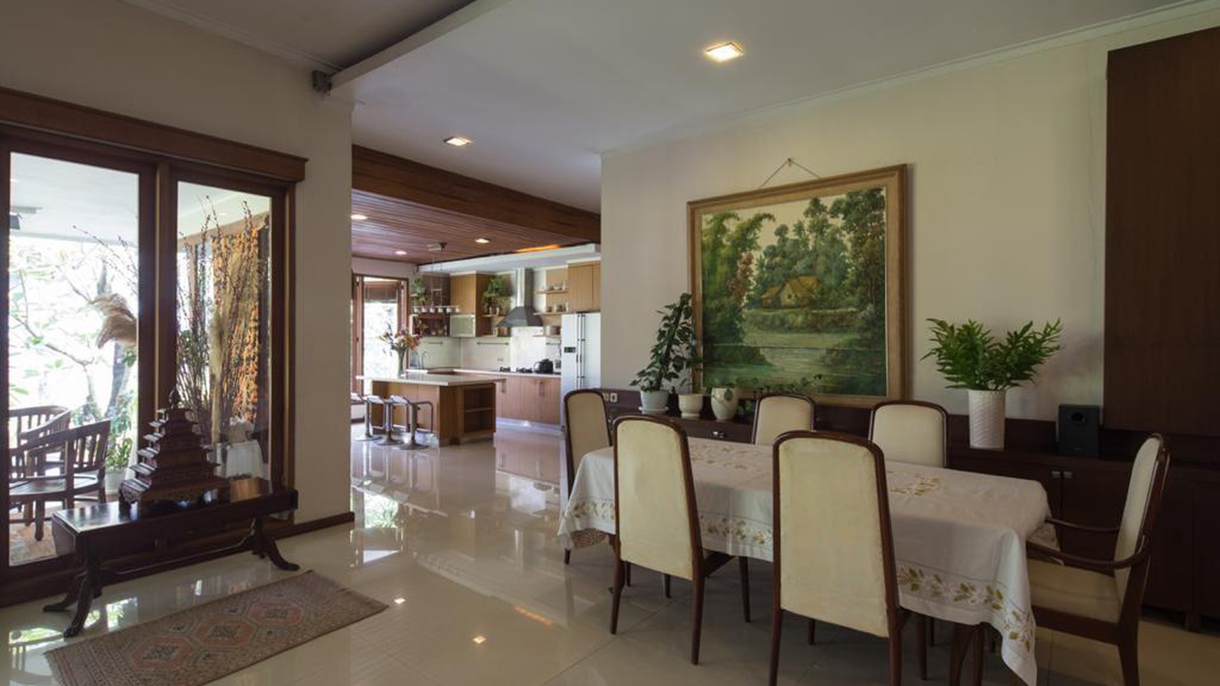 Rumah Luxury, Cantik dengan Kolam Renang Pribadi