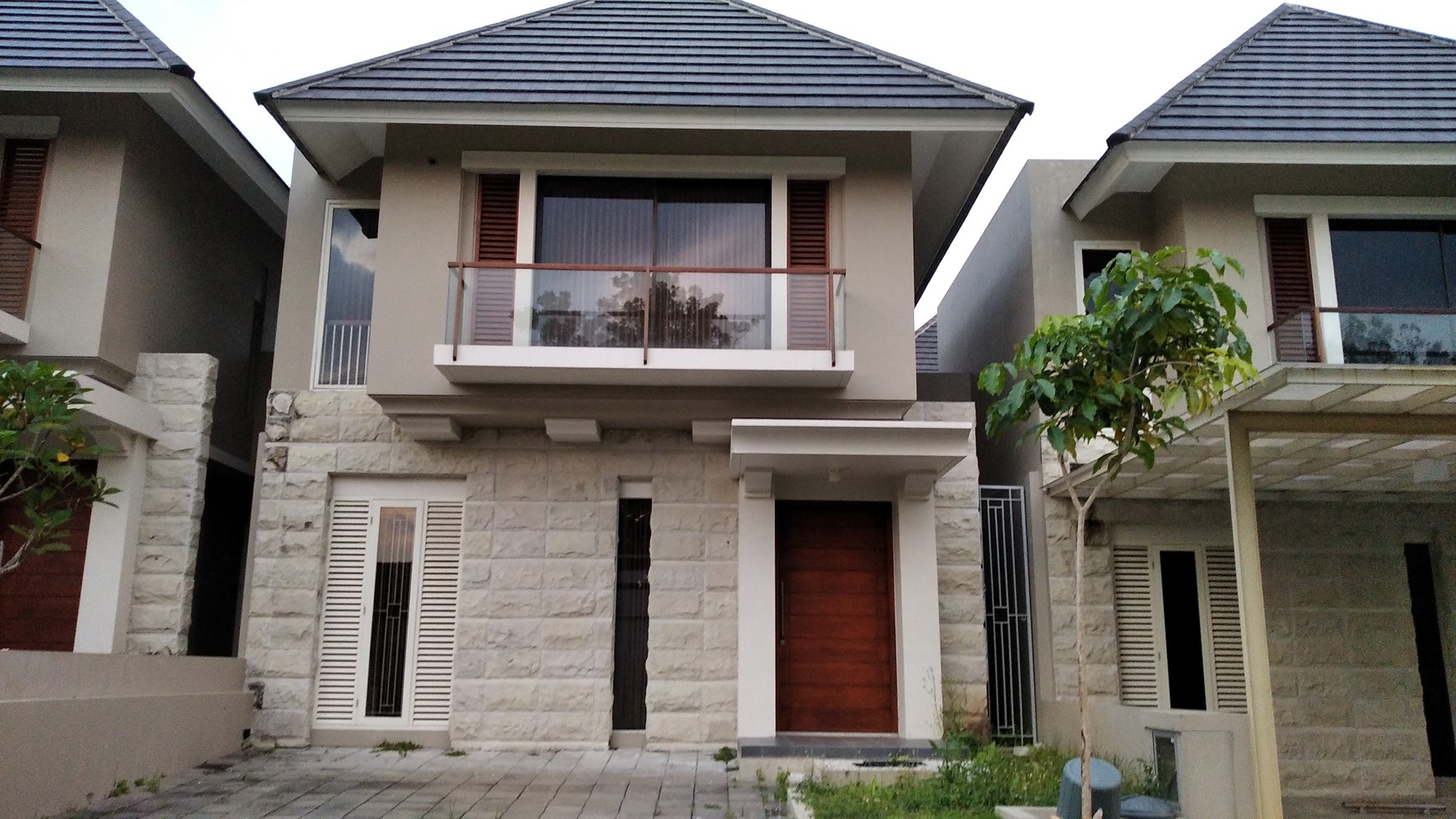 RUMAH DENGAN DESAIN MINIMALIS DALAM PERUMAHAN PREMIUM CITRA GRAND MUTIARA