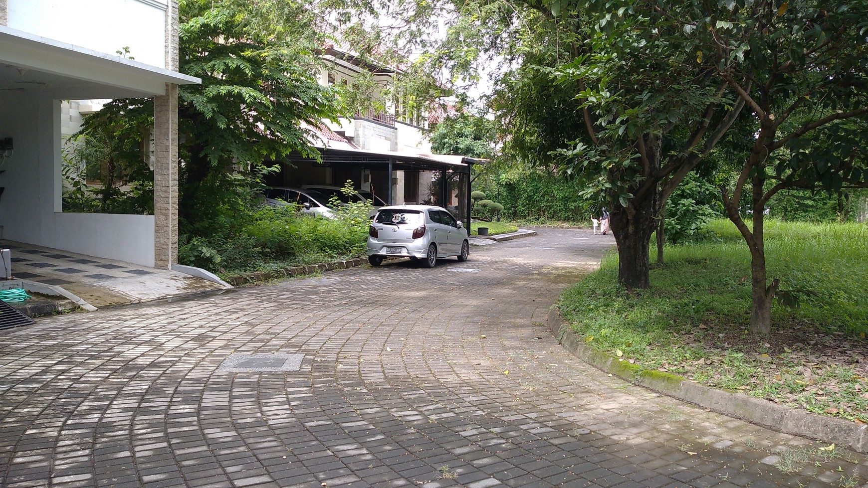 RUMAH TINGGAL DI DALAM PERUMAHAN PREMIUM, JOGJA REGENCY,  TIMUR AMBARUKO PLAZA