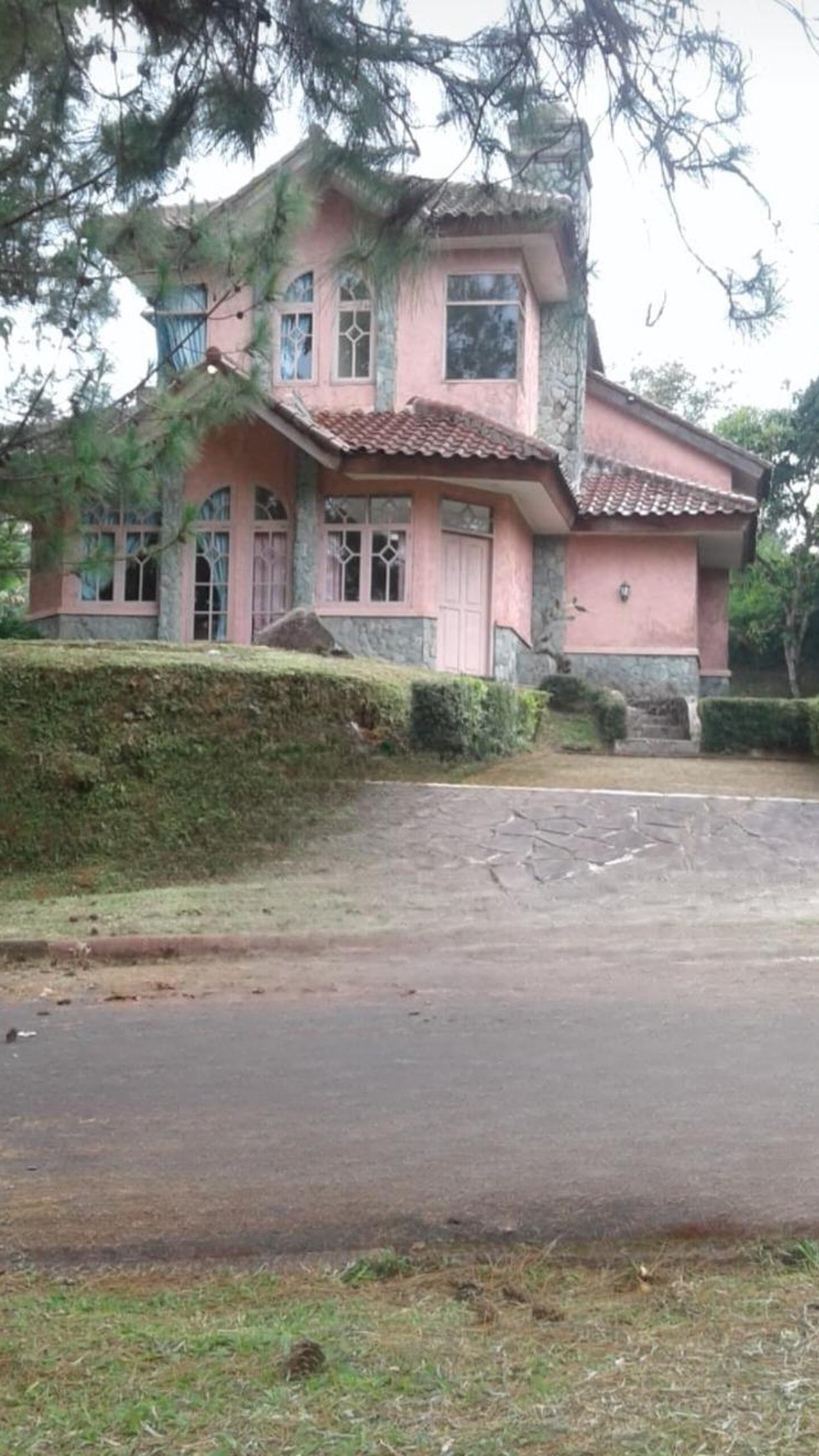 Rumah nyaman di lingkungan tenang di Ciater